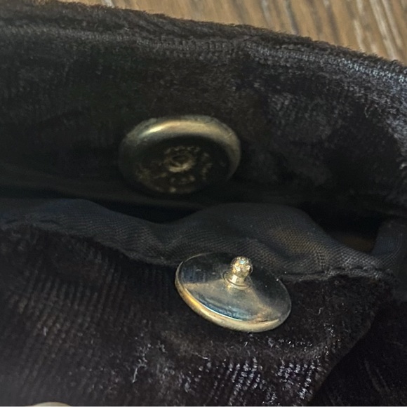 Vintage La Rue black velvet rose-patterned snap bag with metal handle - Picture 5 of 6